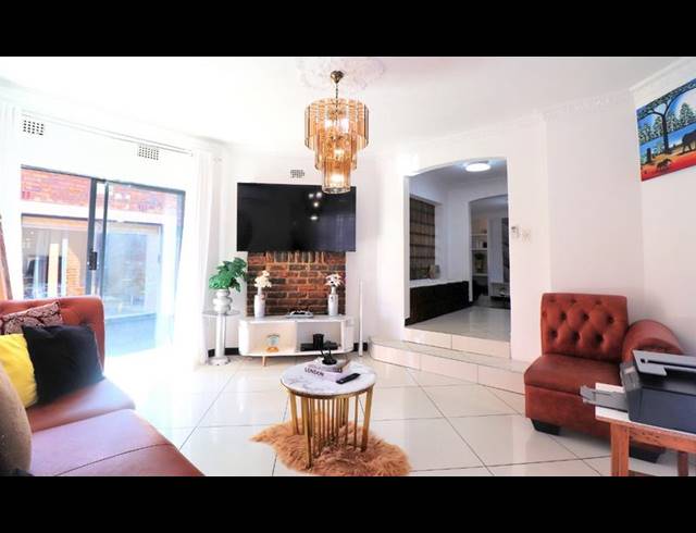 4 BEDROOM HOUSE FOR SALE IN LENASIA EXT 8